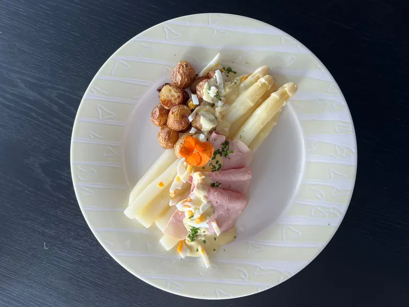Klassieke asperges met ham en ei