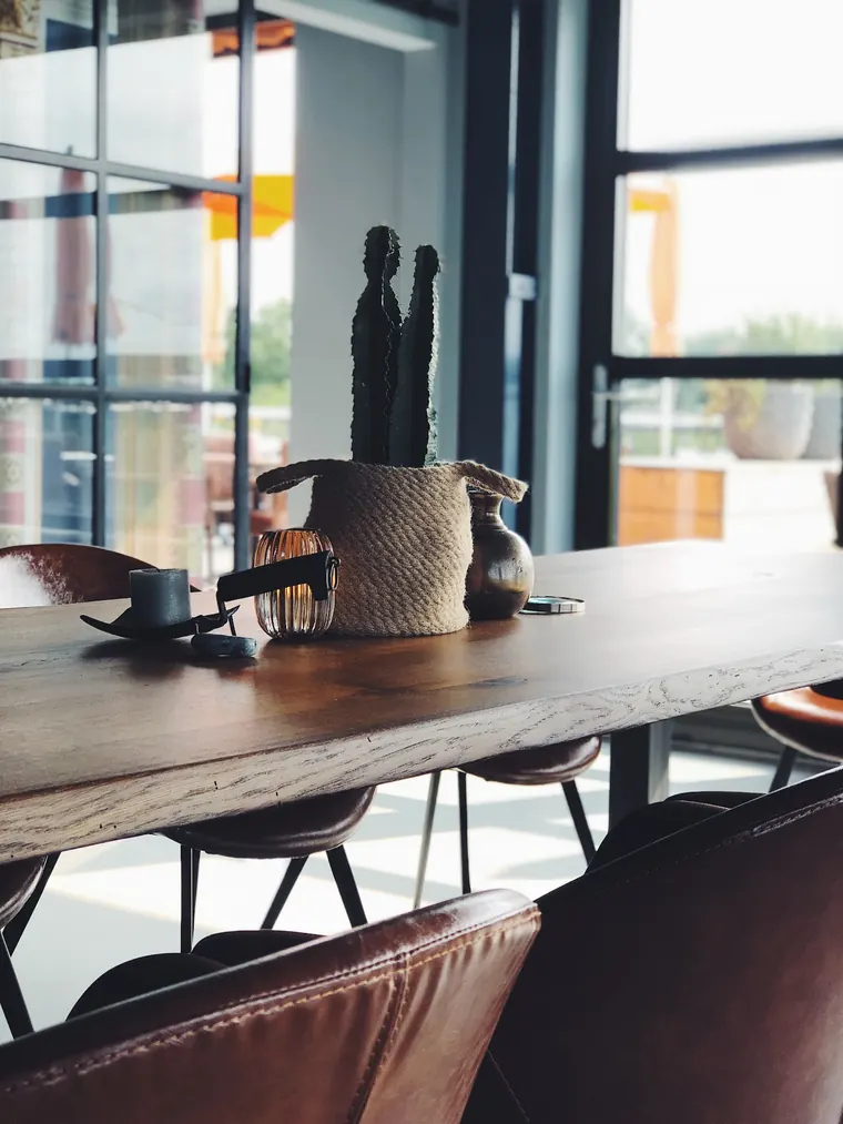 Houten tafel bij het raam met uitzicht over het land
